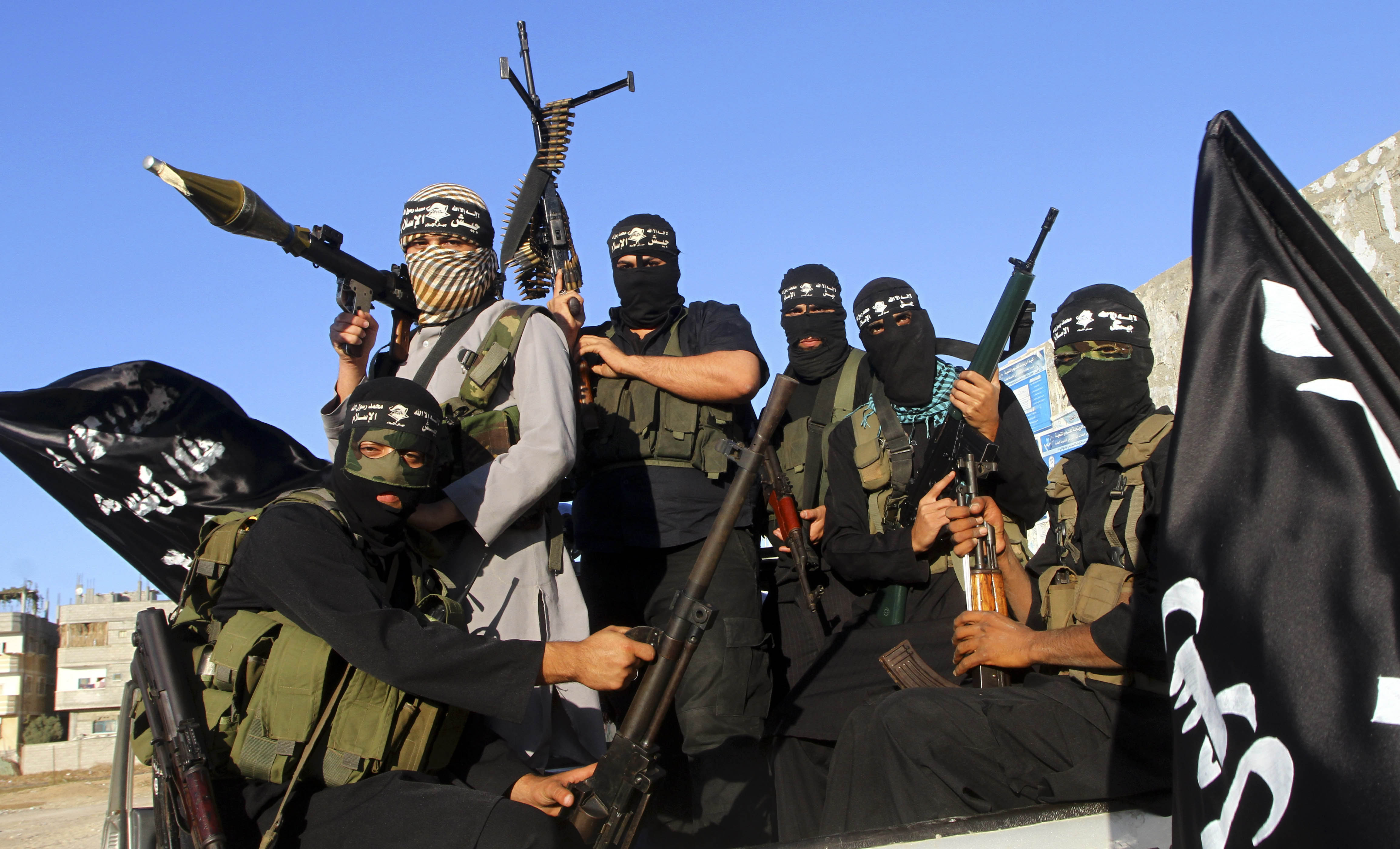Террористы на фоне флага игил. Террористическая группа Аль Каида. Флаг Аль Нусра. Аль-Каида - Международная террористическая организация.